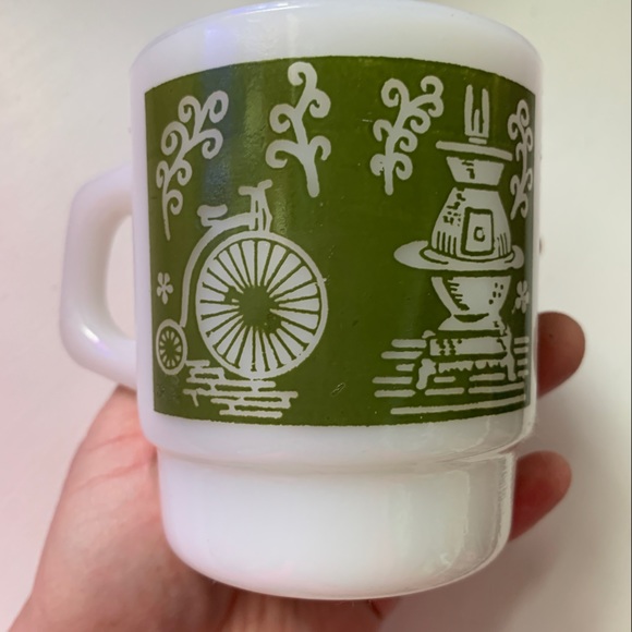 Pair of Fire King stacking milk glass D-handle mugs - Picture 5 of 8